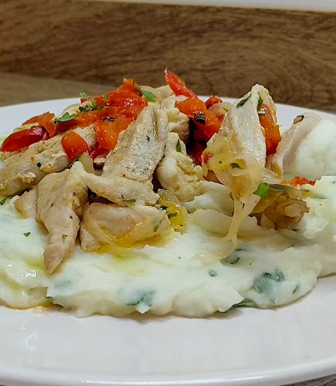 Foto principal de Pechuga de pollo salteada con puré de patata