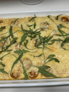 Una foto de Clafoutis salado o frittata de salmón y cherrys