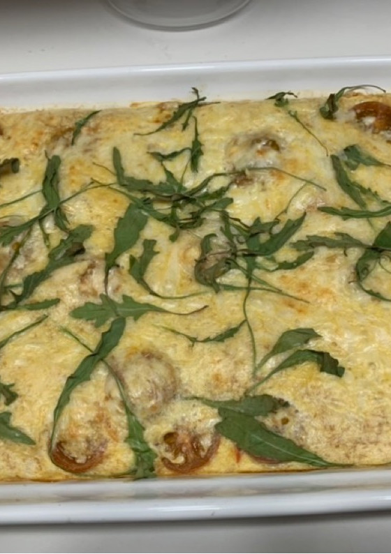Una foto de Clafoutis salado o frittata de salmón y cherrys