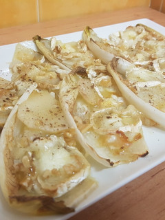 Una foto de Endivias con queso de cabra y miel
