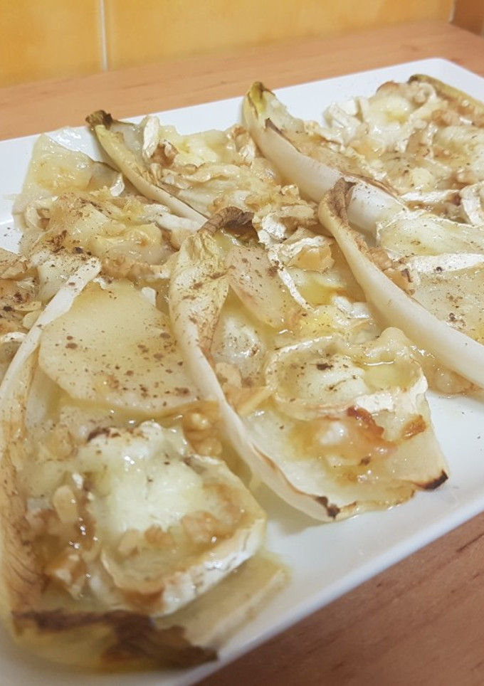 Una foto de Endivias con queso de cabra y miel