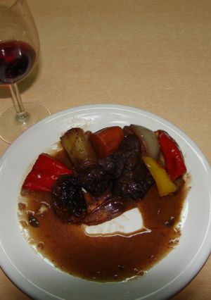 Una foto de Cordero patagonico al malbec con verduras y hongos de pino