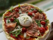 Una foto de pizza con burrata