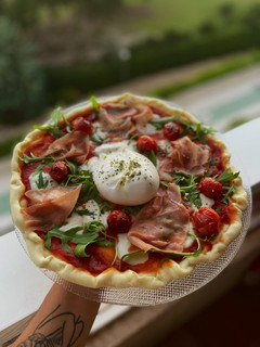 Una foto de Pizza con burrata