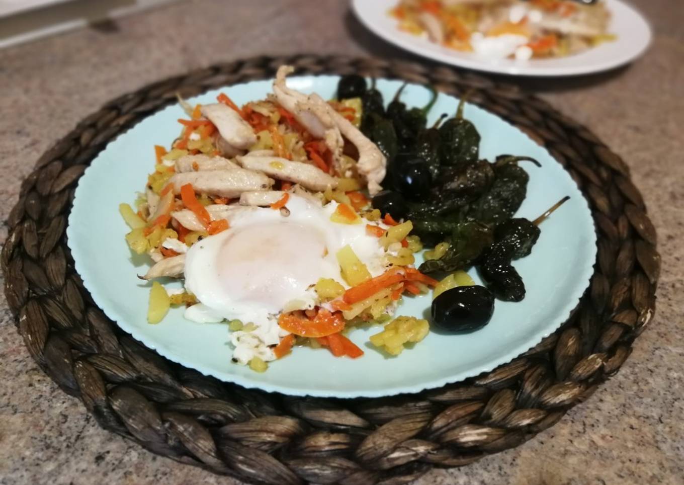 Pechuga de pollo con zanahoria y patatas salteadas - plato único