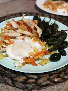 Una foto de Pechuga de pollo con zanahoria y patatas salteadas - plato único