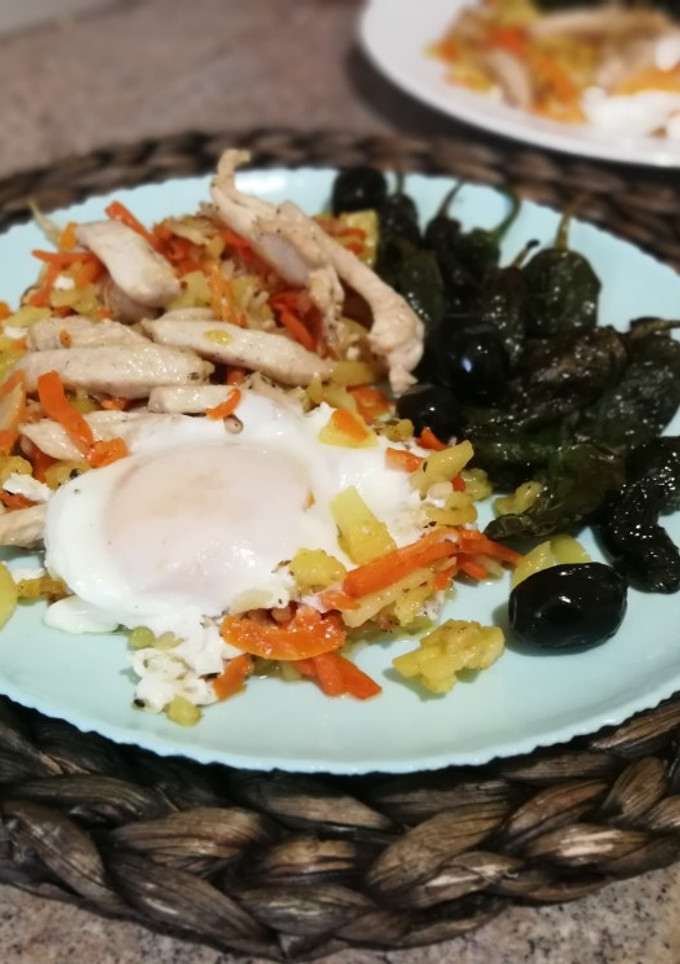 Una foto de Pechuga de pollo con zanahoria y patatas salteadas - plato único