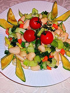 Una foto de Ensalada de alubias blancas con aguacate y cebolleta-veggie