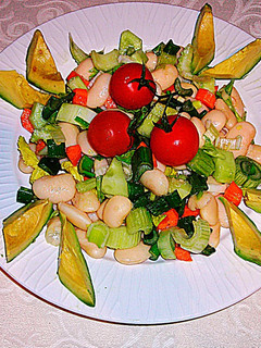 Una foto de Ensalada de alubias blancas con aguacate y cebolleta-veggie