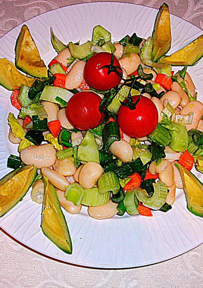 Una foto de Ensalada de alubias blancas con aguacate y cebolleta-veggie