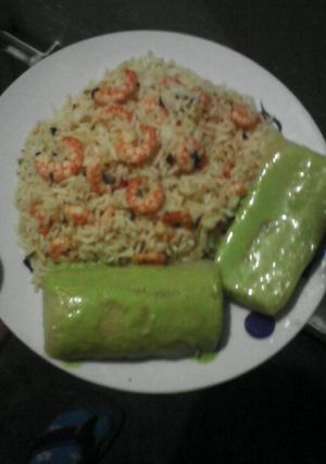 Una foto de Arroz con camarones al ajillo y yuca con salsa de tartara