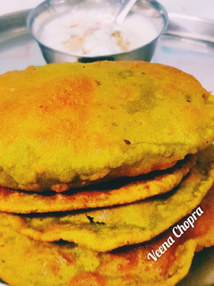पालक बथुआ पूरी (palak bathua poori recipe in Hindi) रेसिपी मुख्य फोटो