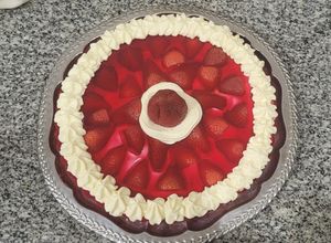 Una foto de Tarta de frutillas y crema 🍓