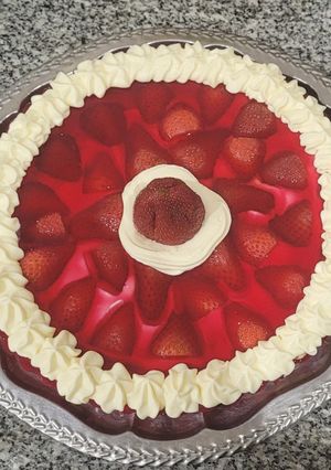 Una foto de Tarta de frutillas y crema 🍓