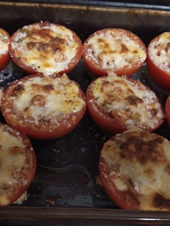 Una foto de Tomates Tibios Rellenos de Puro Sabor!!!!!!!!!!!!