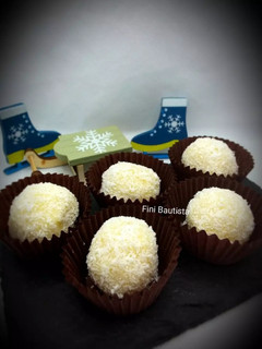 Una foto de Trufas de coco y almendra Navidad (Raffaello)