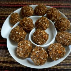 Gond Ladoo A picture of Gond Ladoo.