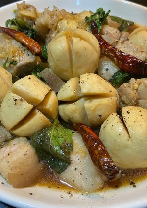 รูปของ ผัดกระเพรา พริกแห้ง ลูกชิ้นปลาภูเก็ต หมูสามชั้น