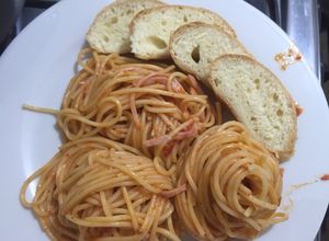 Una foto de Pastas con jamón y salsa napolitana