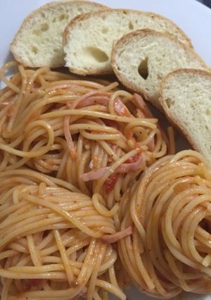 Una foto de Pastas con jamón y salsa napolitana