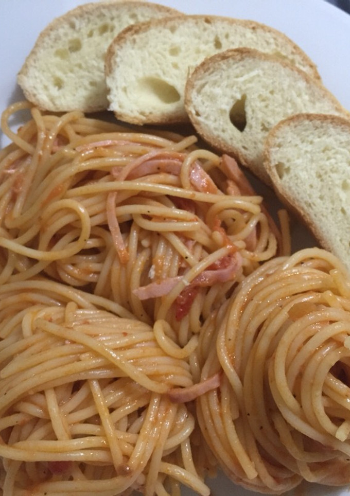 Una foto de Pastas con jamón y salsa napolitana