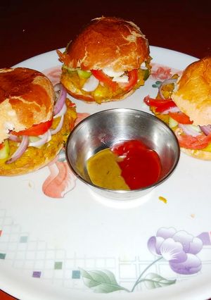 ভেজ বার্গার(veg burger recipe in bengali) রেসিপির প্রধান ছবি