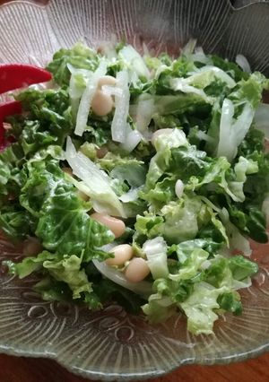 Una foto de Ensalada lechuga porotos cebolla
