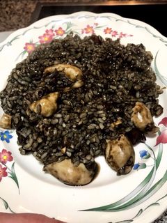 Una foto de Receta fácil de arroz negro con chipirones