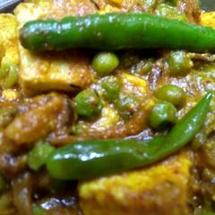 A picture of Matar paneer.