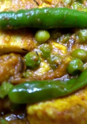 A picture of Matar paneer.
