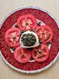Ensalada de tomate, polpetta, alcaparras y pesto casero