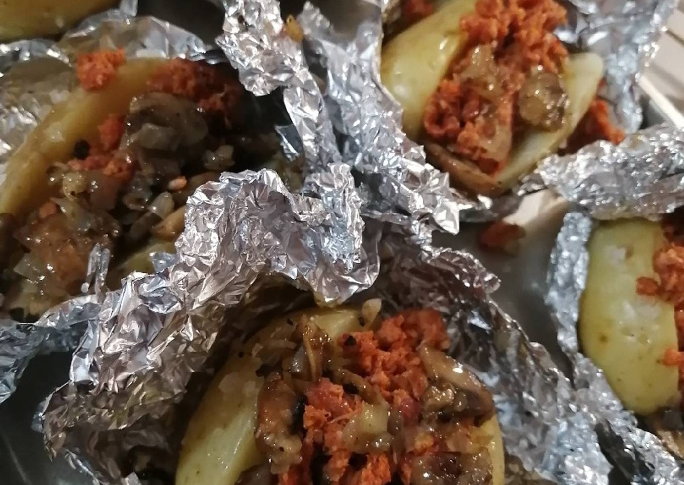 Papa al horno rellena de champiñones y chorizo y crema chipotle