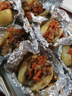 Una foto de Papa al horno rellena de champiñones y chorizo y crema chipotle
