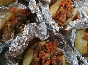 Una foto de Papa al horno rellena de champiñones y chorizo y crema chipotle