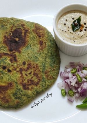 पालक थेपला और बेदाम चटनी रेसिपी मुख्य फोटो