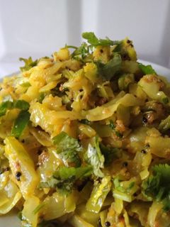 कोबीची भाजी (kobi chi sabji recipe in marathi) रेसिपी चे मुख्य फोटो