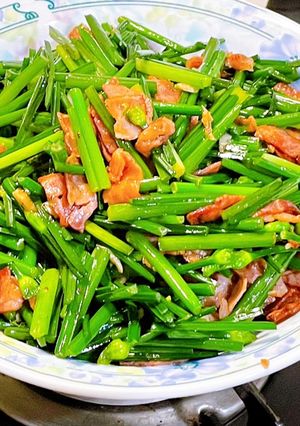 培根炒韭菜花 的食譜成品照片