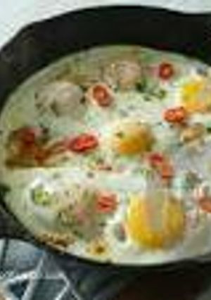 A picture of Egg breakfast with tomatoes and potatoes.