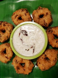 उडिद/मेदु वडा (medu vada recipe in marathi) रेसिपी चे मुख्य फोटो
