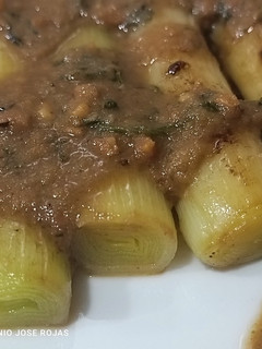 Una foto de Canelón de puerro, con su emulsión y picada de almendras