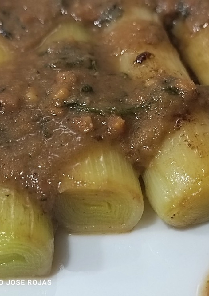 Una foto de Canelón de puerro, con su emulsión y picada de almendras