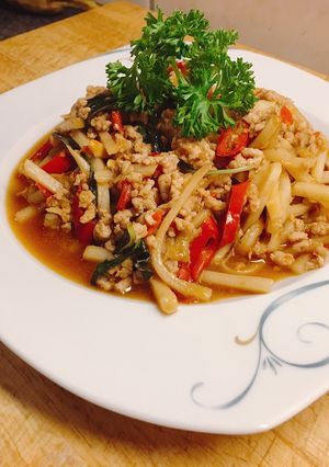 รูปของ ผัดหน่อไม้หมูสับใบโหรพา By ครัวแม่ศรีเหลี่ยม