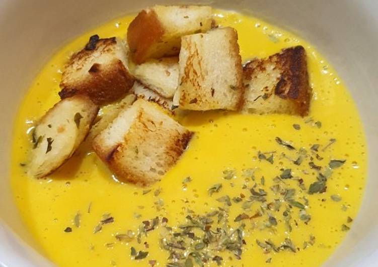 Pumpkin Soup with Crouton alias garlic bread