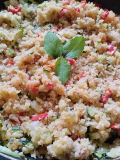 Una foto de Arroz 🍱de coliflor🥦 con calabacin, pimiento rojo y mostaza🍛🍚🌶️