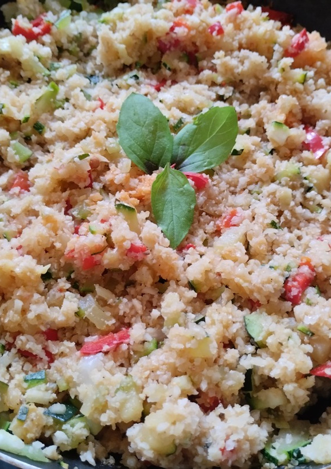 Una foto de Arroz 🍱de coliflor🥦 con calabacin, pimiento rojo y mostaza🍛🍚🌶️