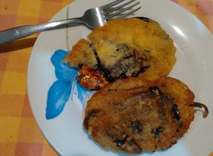 Una foto de Chile ancho seco relleno.ॐ