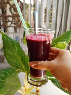 Hình của món Nước ép cải bó xôi, củ dền và táo.