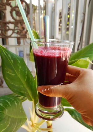 Hình của món Nước ép cải bó xôi, củ dền và táo.