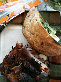 Una foto de Cetogénica: costillas de cerdo BBQ ensalada verde pan pita