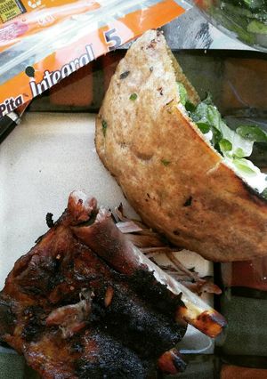Una foto de Cetogénica: costillas de cerdo BBQ ensalada verde pan pita